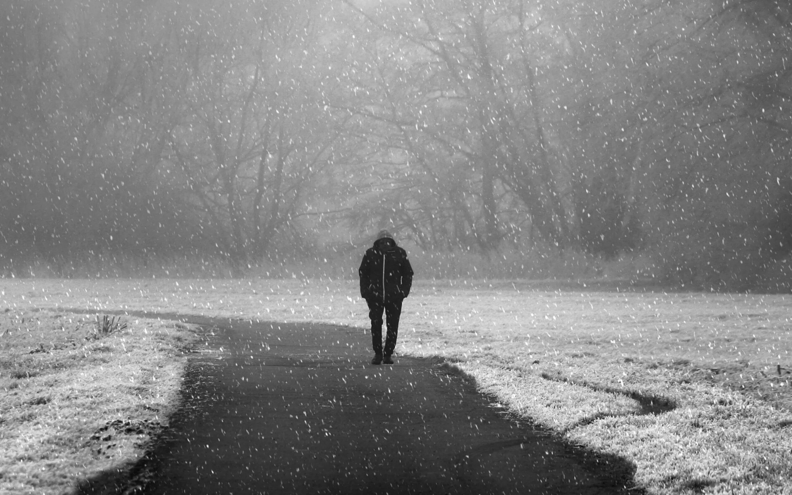 Человек идет по снегу. Снег под ногами. Песня под ногами тает снег одинокий человек. Одиночество зимой. Замерзшая девушка.