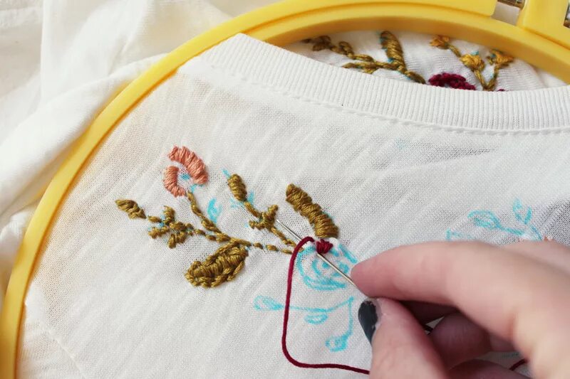 Футболка с вышивкой. Вышивка на одежде. Вышивка на джинсовой куртке. Ручная вышивка на одежде. Футболки с ручной вышивкой.