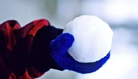Слепит глаза морозный жгучий день