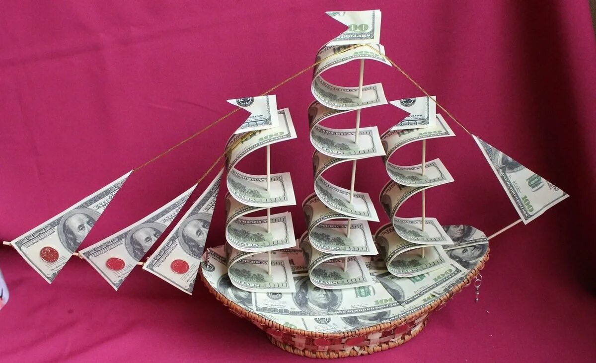 Сколько давать на свадьбу денег. Корабль из денежных купюр. Оригинальный подарок из купюр. Оригинальный подарок из денег. Подарок из денег на юбилей.