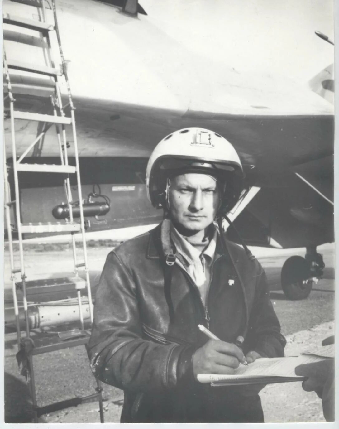 Британские лётчики второй мировой войны. Летчик ретро. Движение первых пилоты. Гагарин летчик испытатель. Американский летчик макнамара.