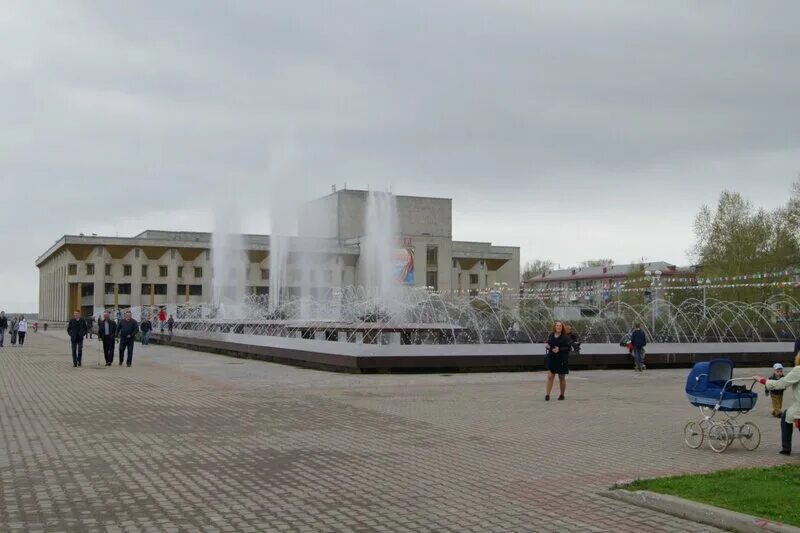 Дкм череповец. Череповец фонтан у дворца Металлургов. Фонтан у ДКМ Череповец. Площадь у ДКМ Череповец. Старый фонтан у ДКМ Череповец.