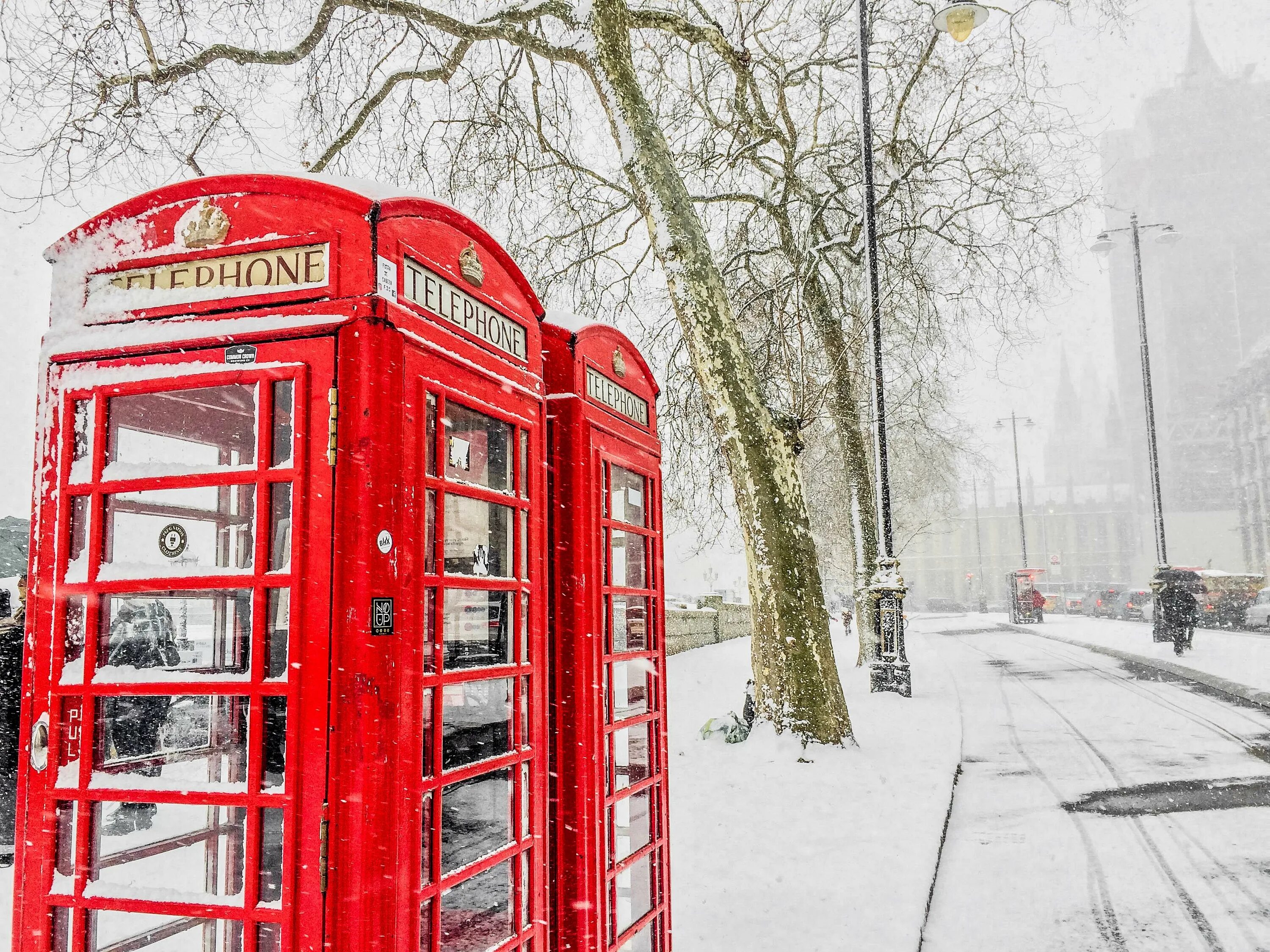 Пермь лондон. Лондон зимой. Заснеженный Лондон. Снег в Лондоне. Телефонная будка Лондон.