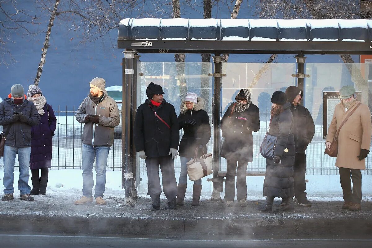 8 утра на улице. Люди на остановке зима. Люди мерзнут на остановке. Люди на остановке. Человек зимой на остоновкп.