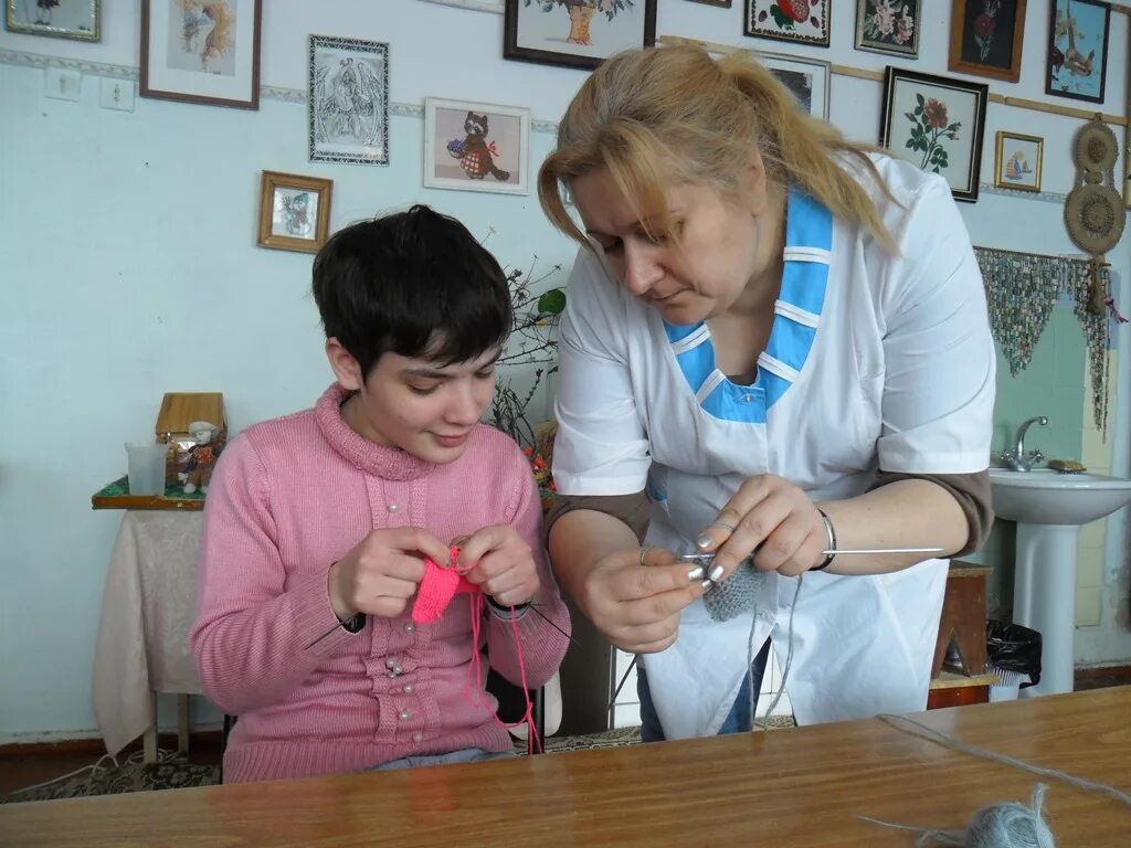 Больница для умственно отсталых детей. Интернат для детей с умственной отсталостью. Трудотерапия для детей. Социальное обслуживание для умственно отсталых детей. Больница для умственно отсталых.