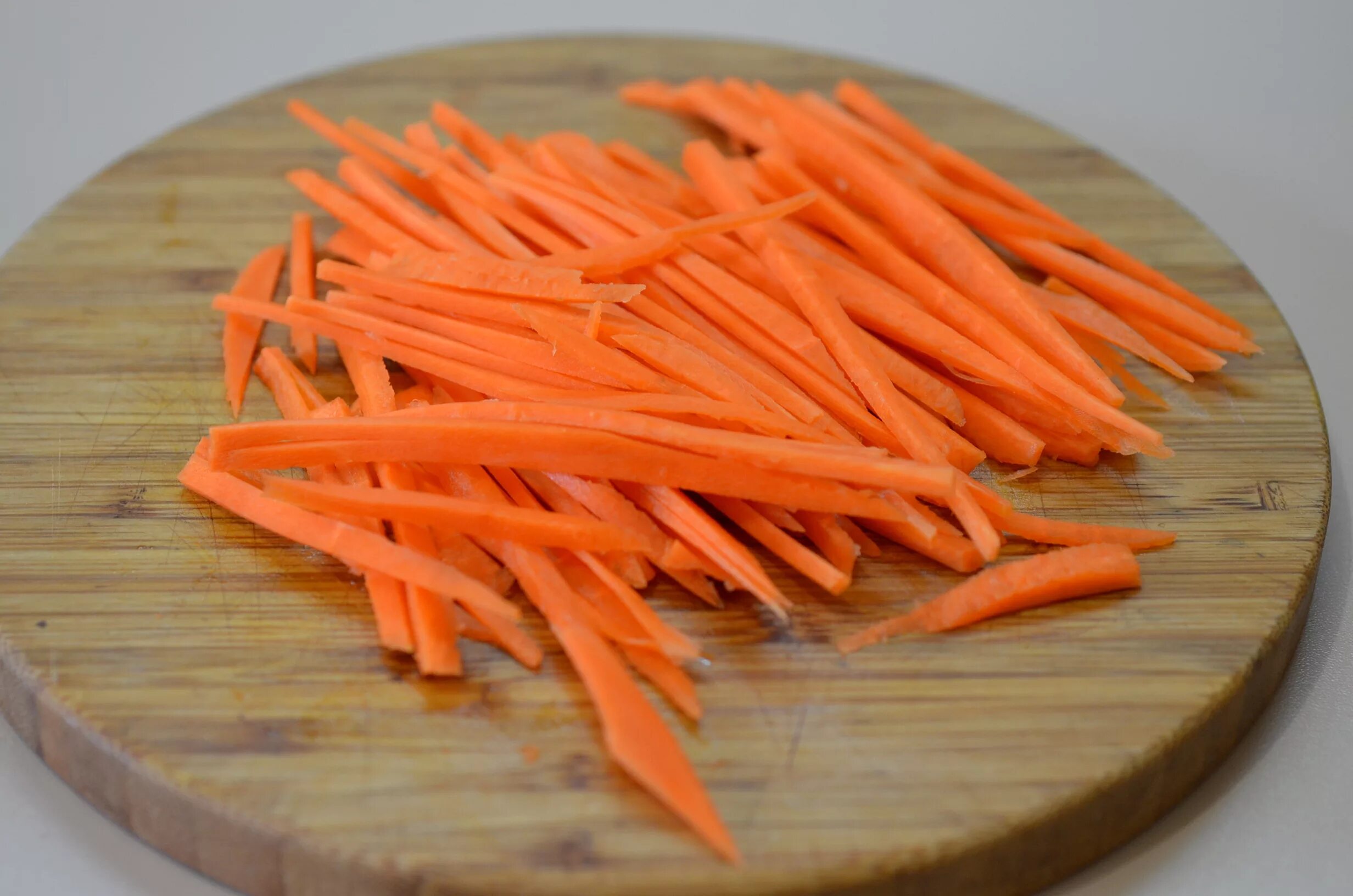 Нарезка овощей соломкой. Морковь нарезанная соломкой. Морковь нашинкованная соломкой. Морковь соломка 3х3х20мм. Овощи нарезанные соломкой.