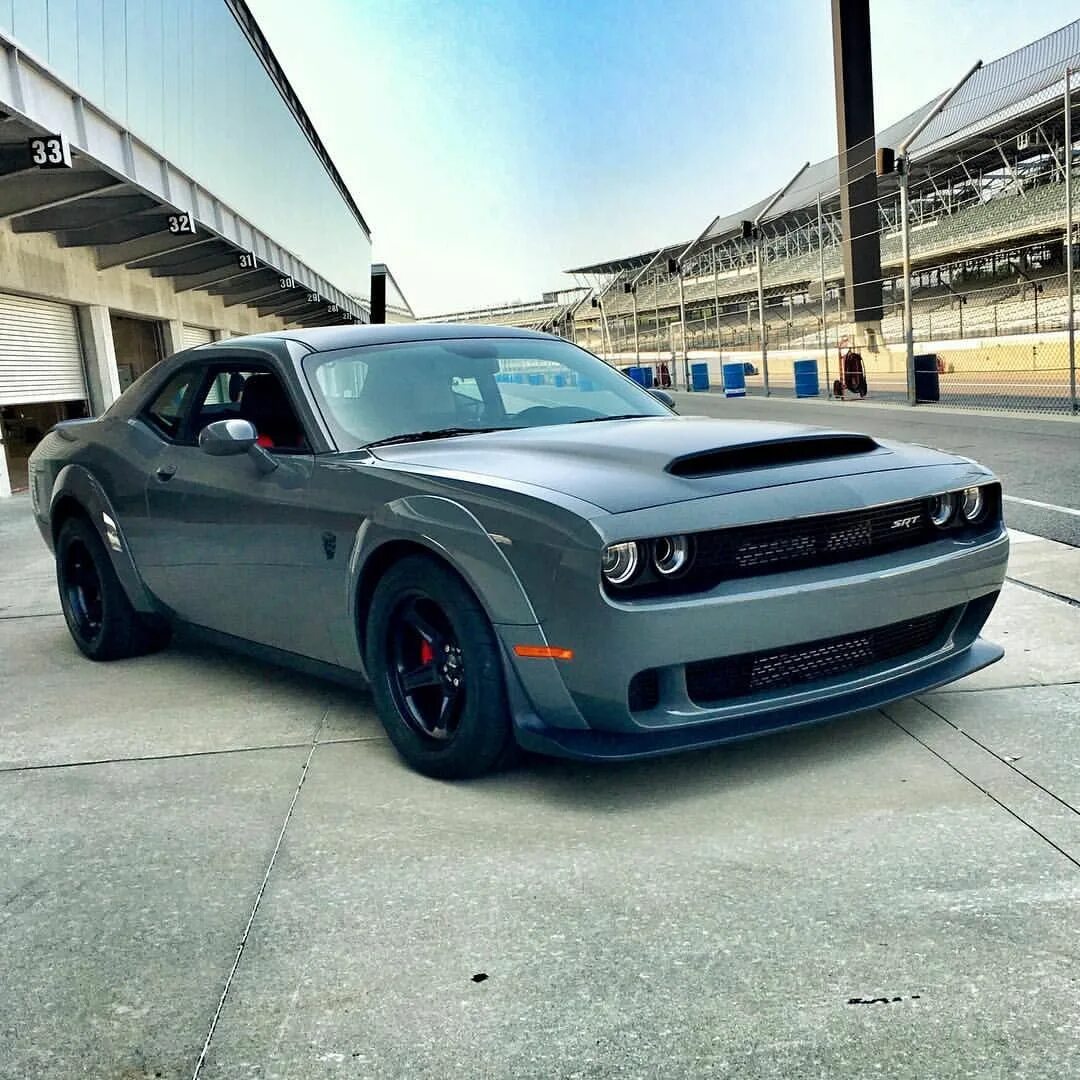 Dodge challenger demon характеристики. Додж челленджер 2018. dodge challenger срт. додж челленджер демон 2025. додж срт демон.