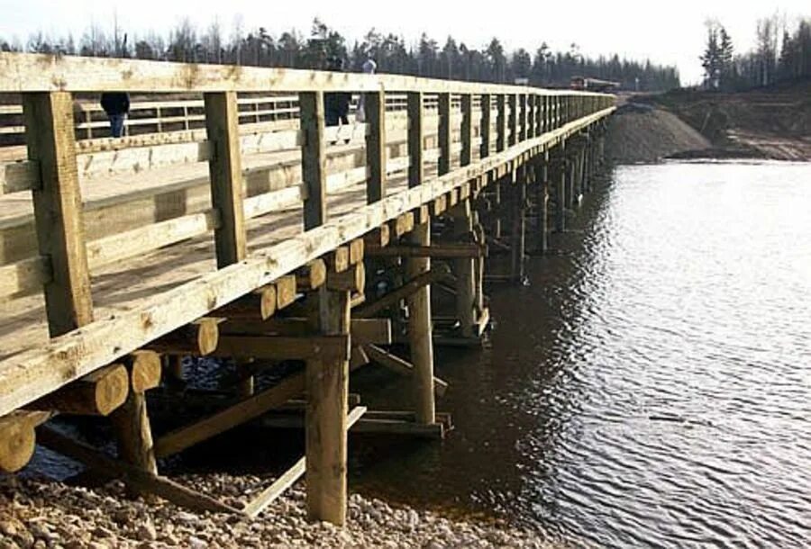 Построить деревянный мост. Деревянный мост через реку Кама Верхнекамский район. Куандинский мост. Деревянные автодорожные мосты. Деревянный автомобильный мост.