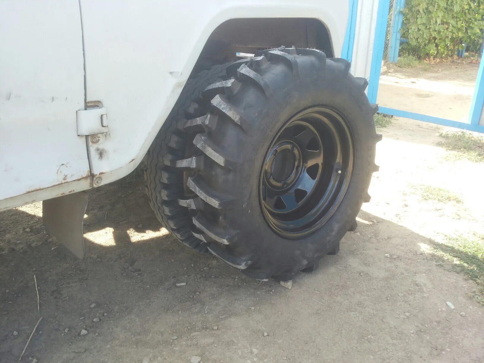 Шины на уаз 16 радиус. Тракторная резина r15 на уаз. резина r15 елочка на уаз. колеса на уаз 469 от т 40. грязевая елочка на уаз 15 радиус.
