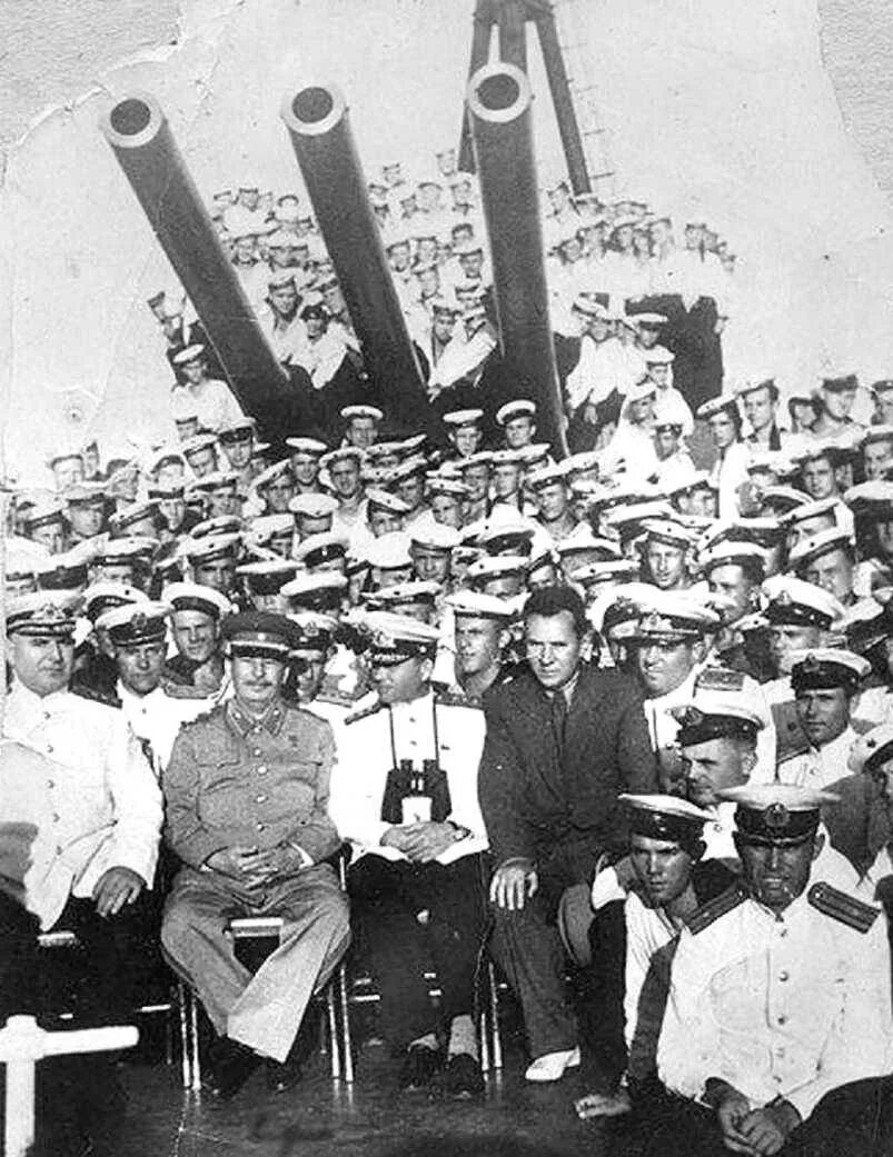 Сталин иосиф виссарионович фото. Паукер начальник охраны сталина. Сталин гуль дед инсайд. Море сталина. Паукер начальник охраны сталина.
