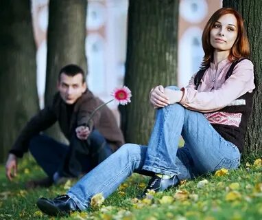 Мужики наблюдают за женщинами