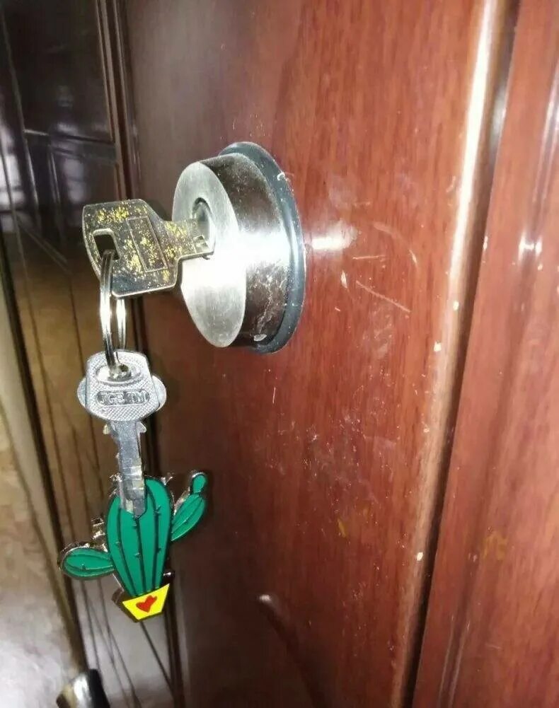 Ключ сломался в замке. Сломанный ключ из личинки замка. Ключ не вытаскивается из замка двери. Сломался ключ в личинке замка. Сломанный ключ в замочной скважине.