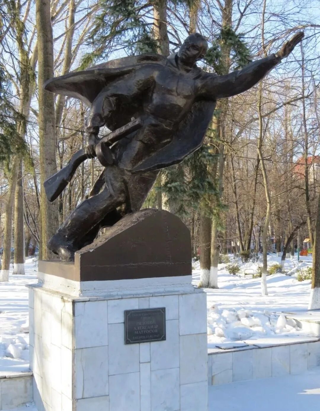 Россия город ульяновск памятники. Памятник Матросову в Ульяновске. Памятник а м Матросову. Памятник Александру Матросову в Ульяновске. Памятники и обелиски Ульяновской области.