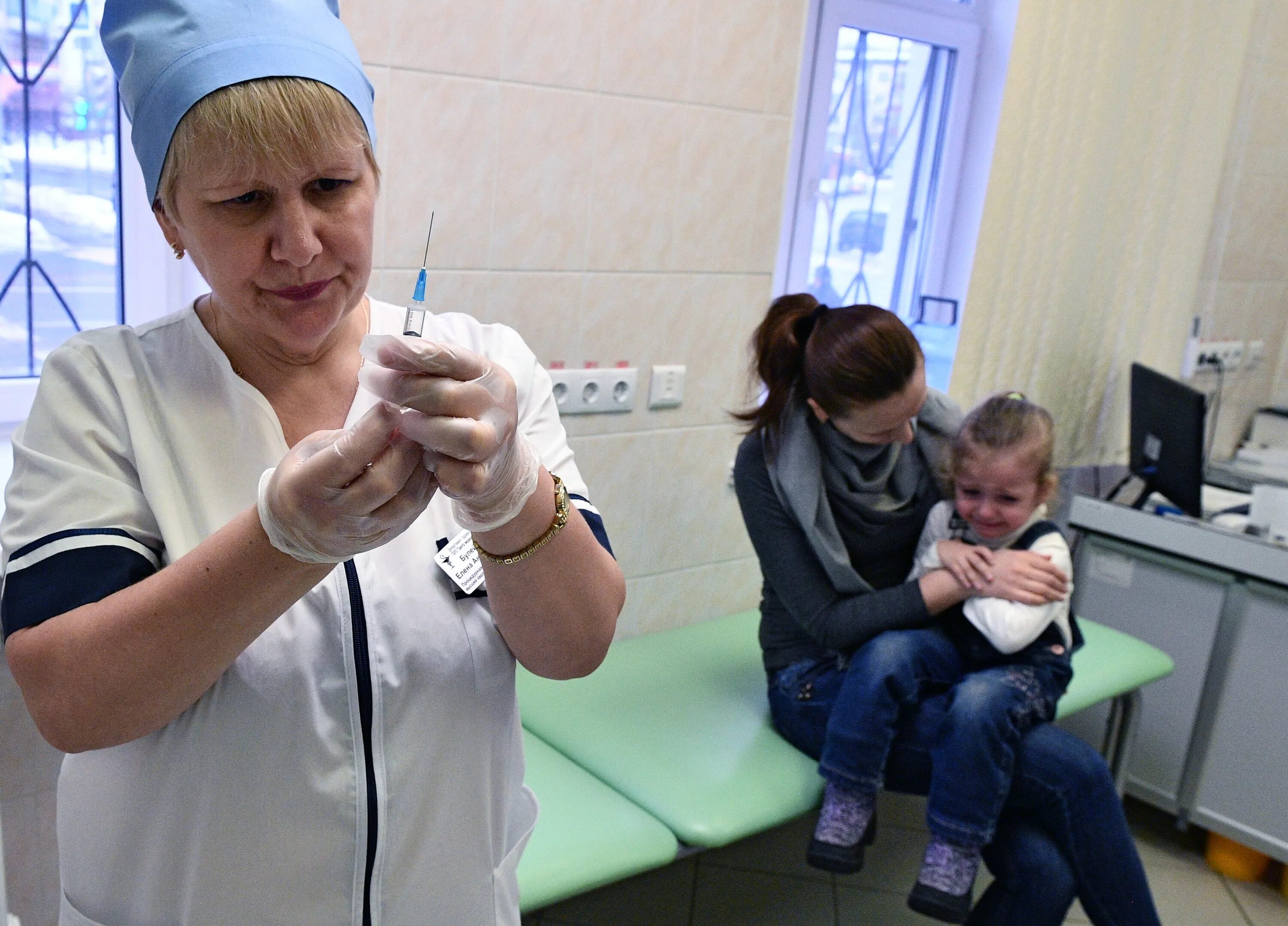 Прививка ребенку в поликлинике. Уколы в поликлинике детям. Вакцина новости сегодня