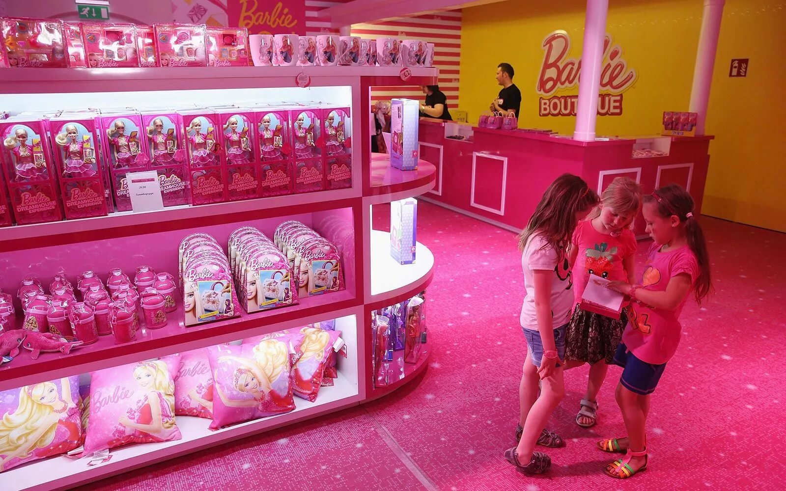 Магазин Барби в Москве на Алексеевской. Отдел игрушек для девочек. Витрина с игрушками Барби. Игрушки в детском мире для девочек. Dolls store