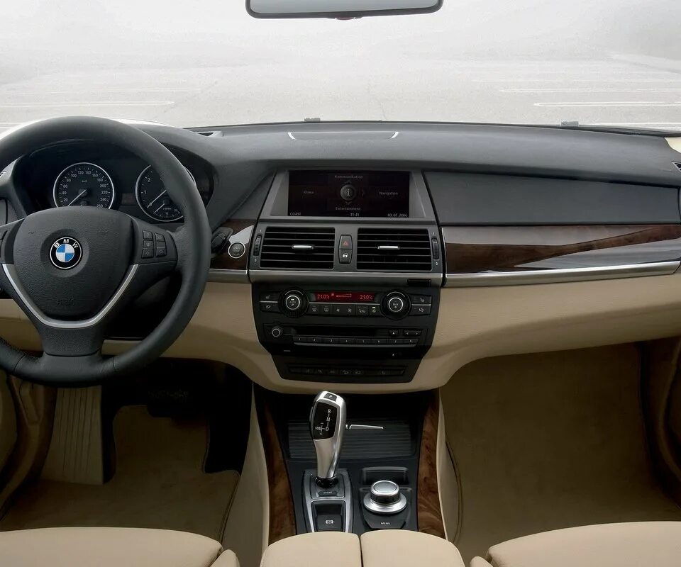 Bmw x5 торпеда. панель бмв х5 е70. Bmw x5 e70 салон. Bmw x5 2006 салон. приборка м 5 желтыми кругами.