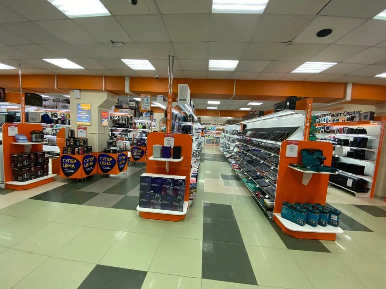 Магазин сеть техники. Магазин днс в южно сахалинске. Днс южный на сахалинской. Днс южно-сахалинск. Днс гипер серпухов.