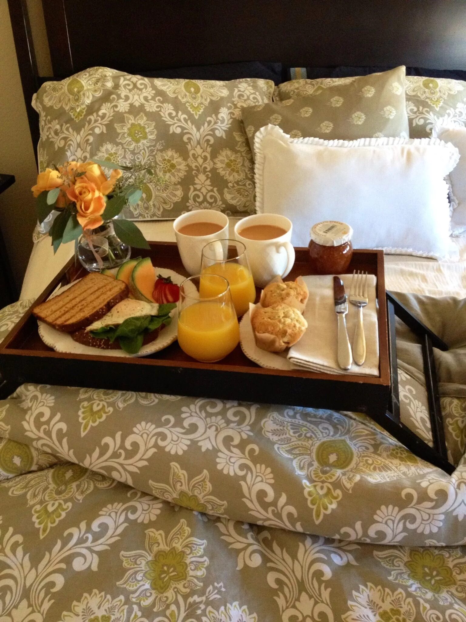 Обед в постель. Красивый завтрак в постель. Романтический завтрак в постель. Поднос завтрак. Поднос для завтрака в постель.
