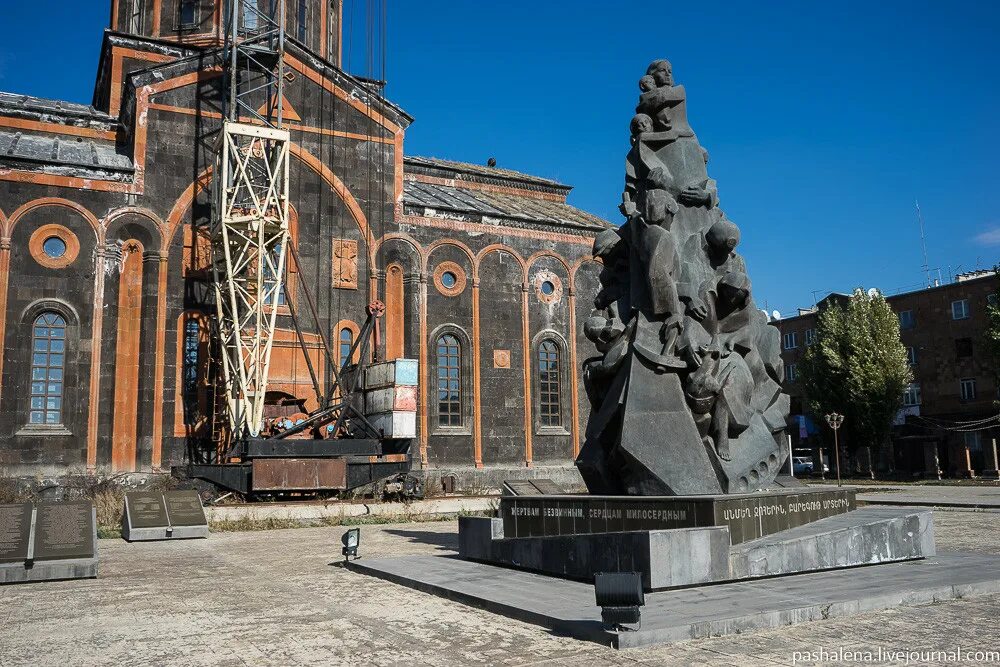 Гюмри центр. Памятник в гюмри. ширакская область гюмри. памятник жертвам землетрясения в гюмри. памятник в гюмри на центральной площади.