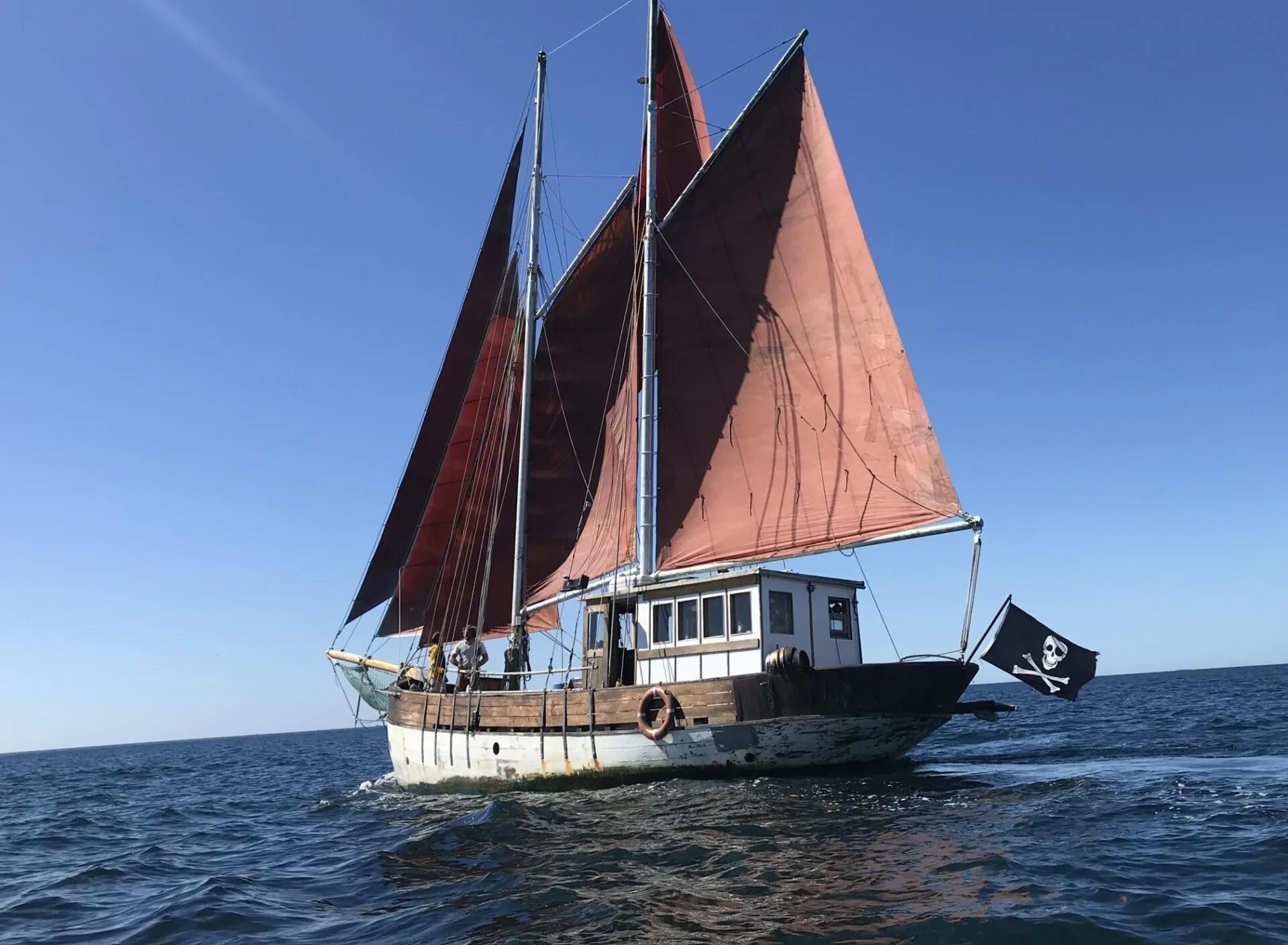 Парусник с флагом фото. Цвет морской волны фото корабль яхта. Ocean sails. Palau siren яхта. Парусная яхта финикия.