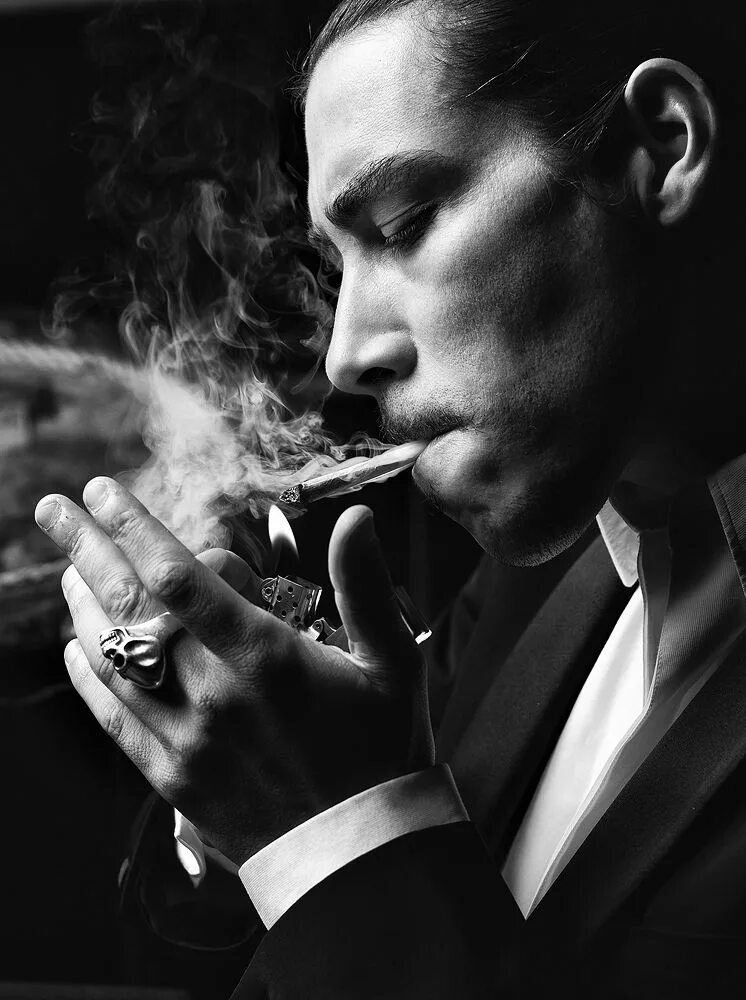 Курить можно мужчинам. Мужчина курит. Человек с сигарой. Мужчина с сигаретой. Курящий парень.