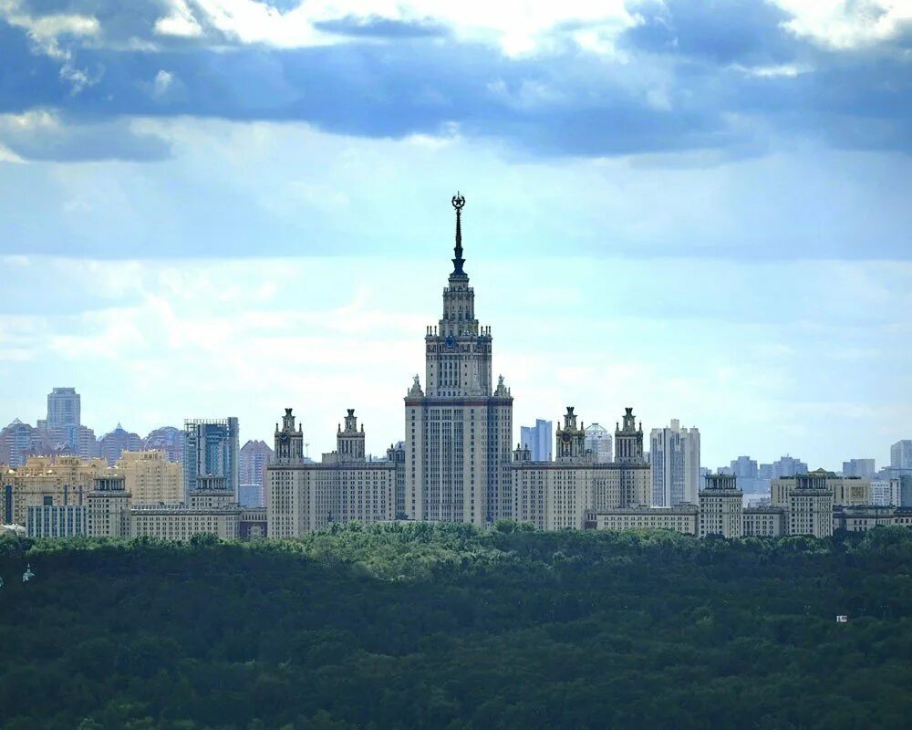 Мгу субтитры. Москва МГУ Воробьевы горы. Поклонная гора у МГУ. Воробьевы горы набережная МГУ. МГУ вдали.