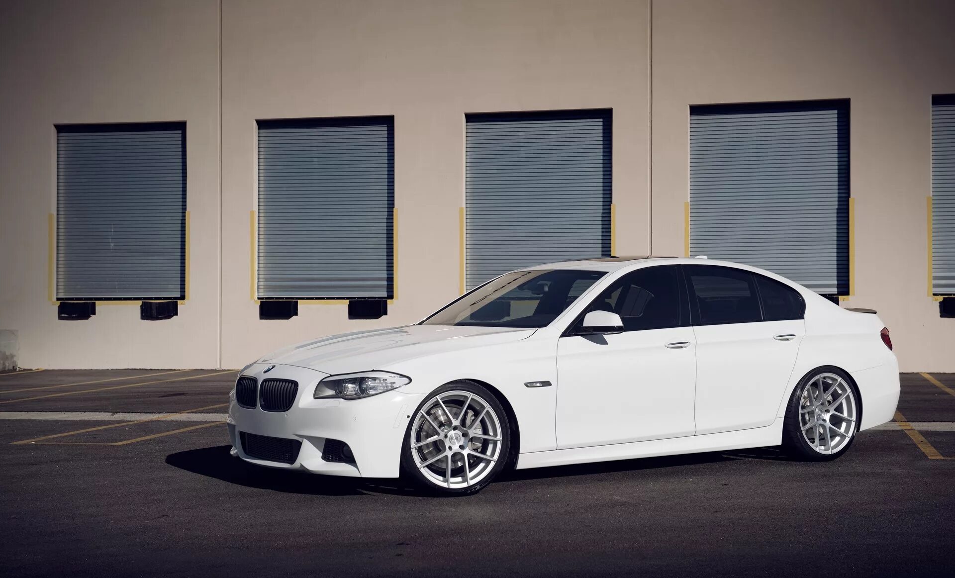 Белая 05. BMW f10 белая. BMW 5 f10 белая. BMW m5 f10 белая. Белая машина БМВ f10.