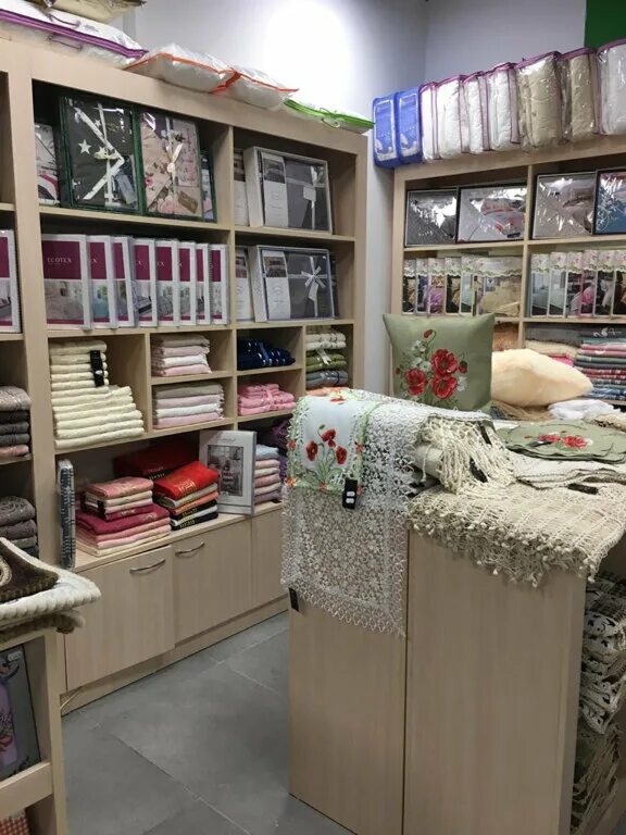 домашний текстиль пермь фото. интерьер магазина текстиля. интерьер магазина домашнего текстиля. название магазина постельного белья. стеллажи для домашнего текстиля.