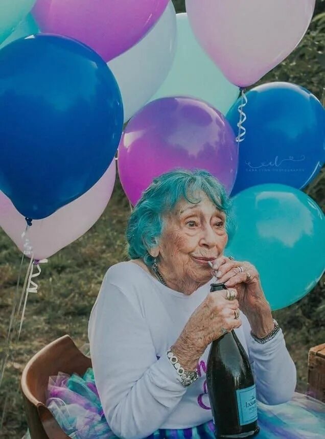 100 летняя бабушка. Отметили юбилей бабушки. Бабушка празднует день рождения. Старуха с тортиком. Тортик для бабушки.