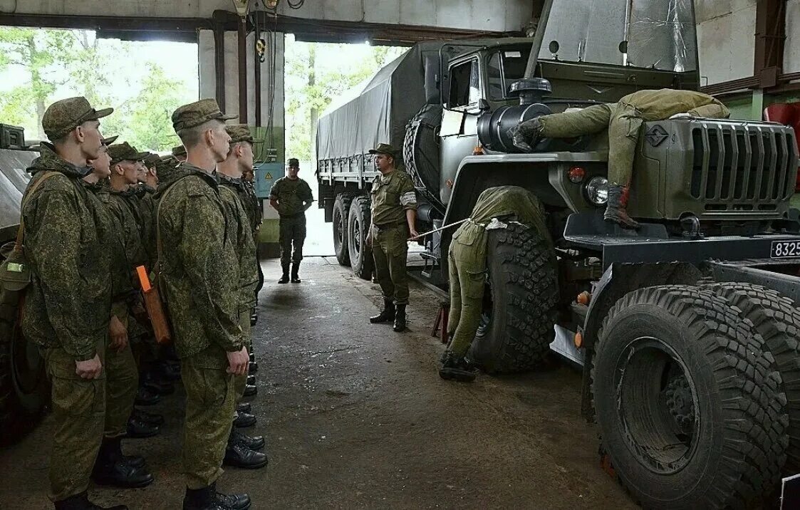 Ремонтные войска. Автопарк в армии. Безопасность военной службы. Автопарк воинской части. Нарушение требований безопасности военной службы.