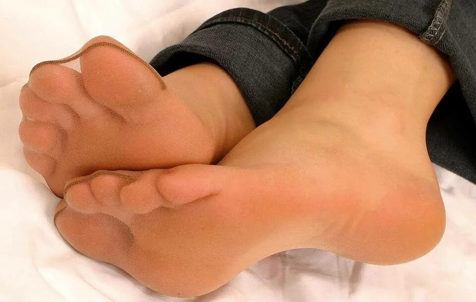 женские ступни. ступни женщин. женские стопы крупно. крупные женские пятки. фетиш пяток.