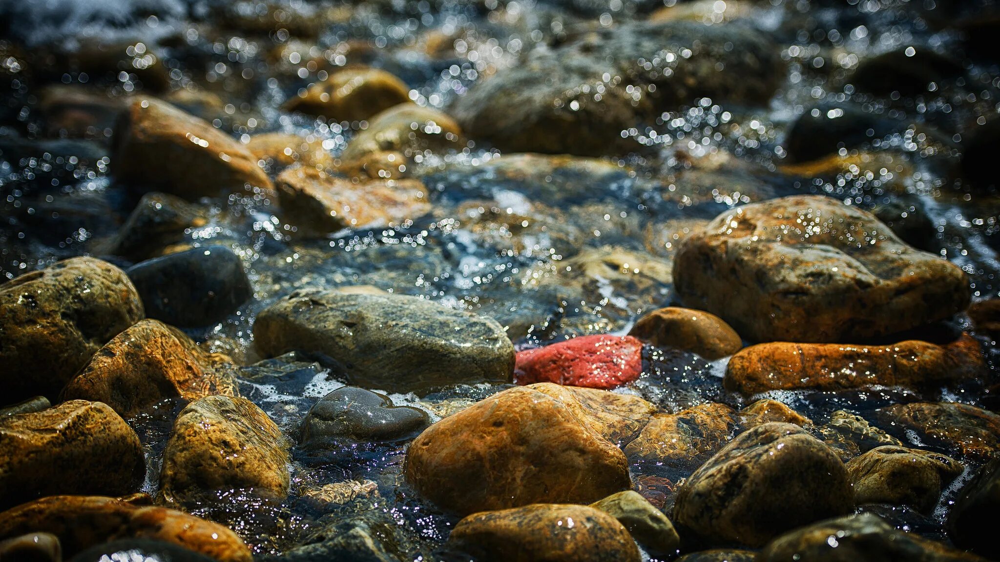 Красивые камни в воде. Ручей с камнями. Камешки в ручье. Камни в реке.