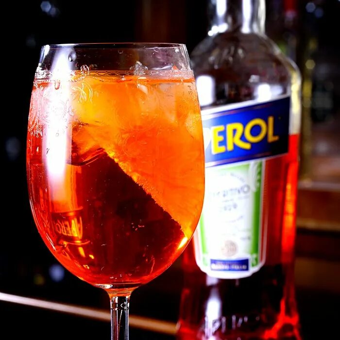 С чем пьют апероль в домашних. Апероль шприц крепость. Aperol Spritz коктейль. Апероль 1919. Апероль Джованни.