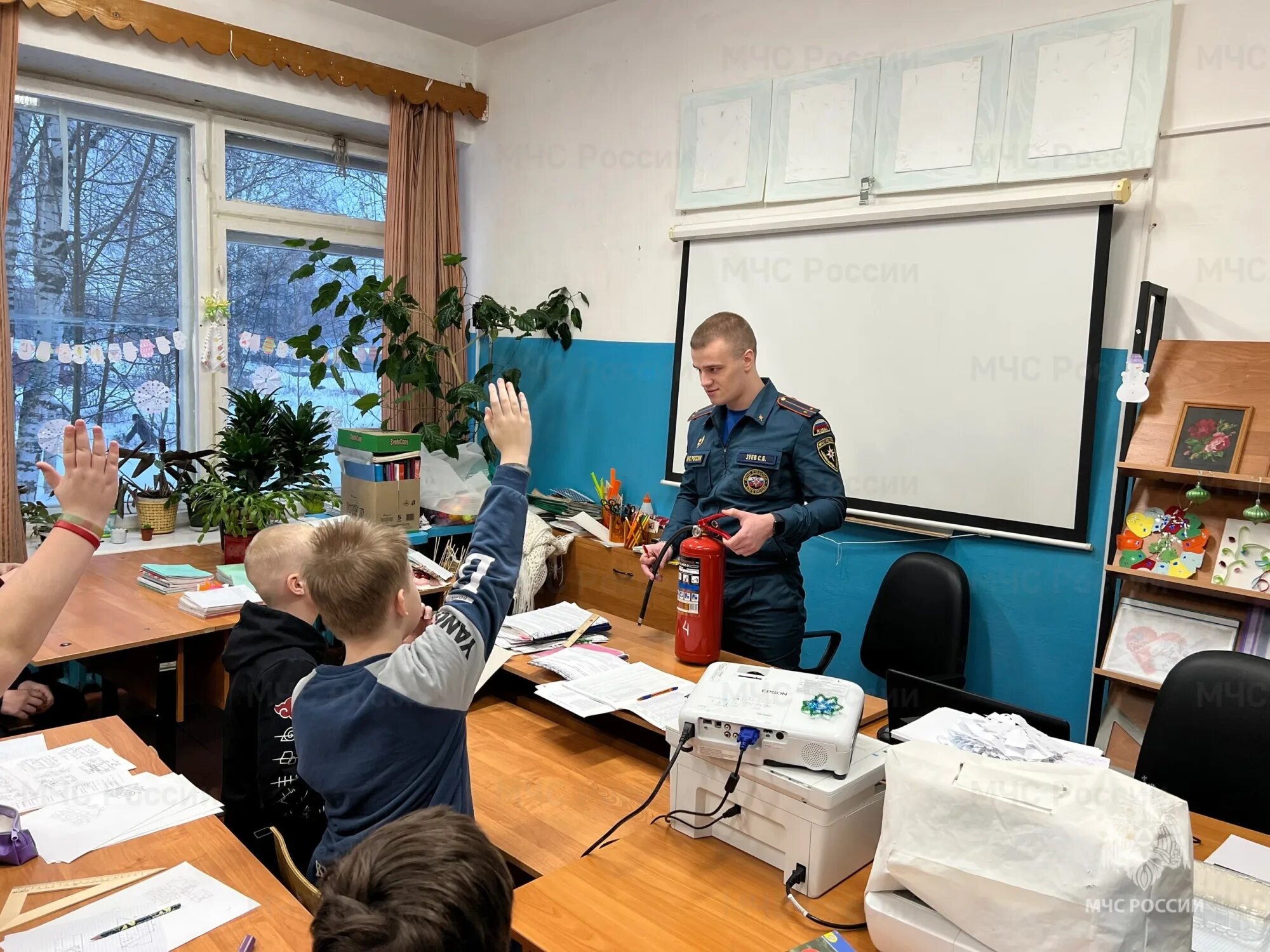 Новости пудожа. Сотрудник МЧС. МЧС для школьников. Российские школьники. Учитель и ученик.