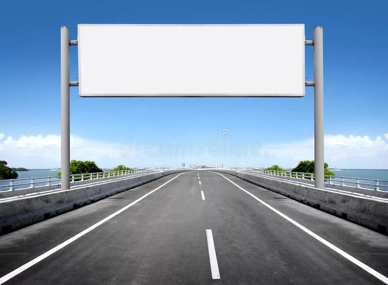 Вывеска на дороге. Белый баннер на дороге. Указатель на дороге. Рекламный баннер на дороге пустой.