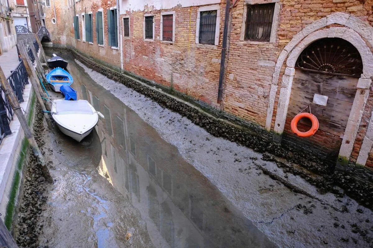 Почему венеция на воде. Венеция Италия пересохли каналы. Каналы Венеции обмелели. Венеция 2020 пересохли каналы. Отлив в Венеции 2021.