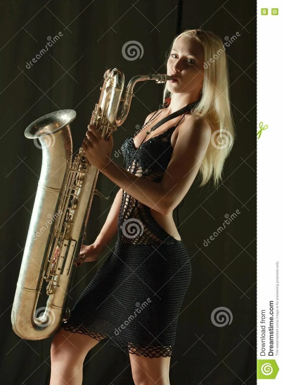 Девушка с саксофоном. Девушка саксофонистка. Блондинка с саксофоном. Фотосессия с саксофоном.