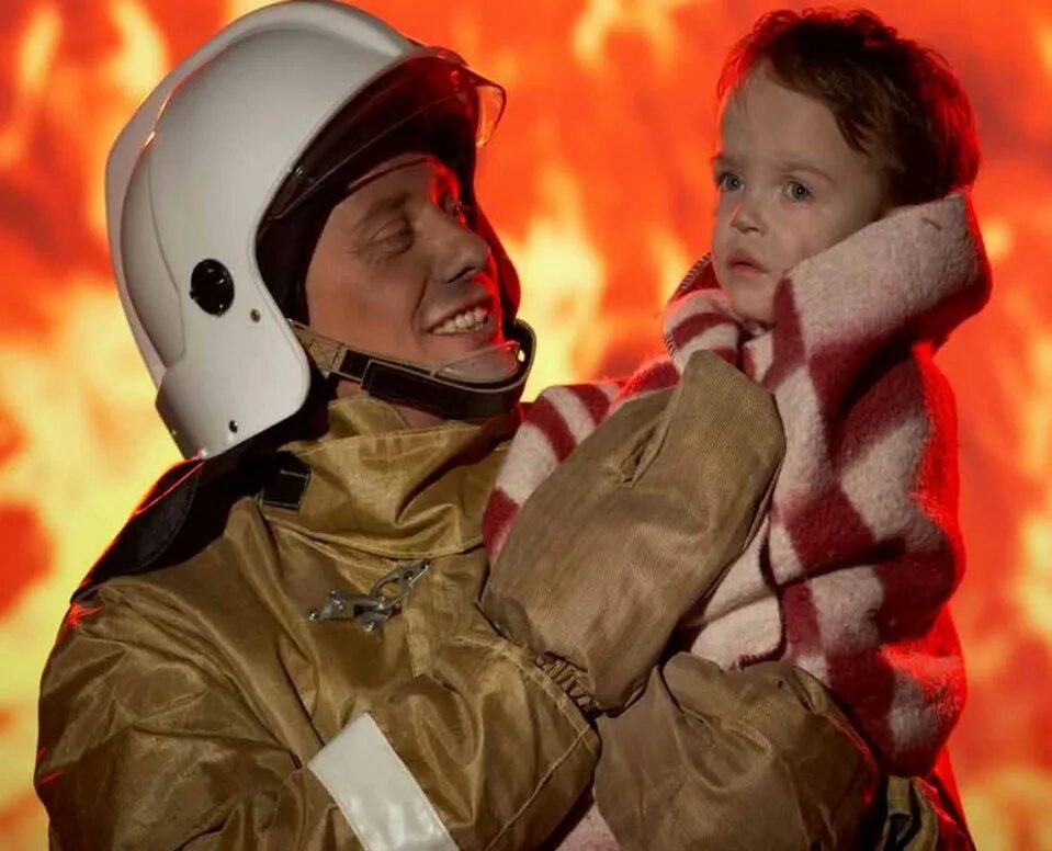 Выносит из пожара. Пожарные спасают людей. Для детей. Пожарные. Пожарный спасает. Дети спасатели.