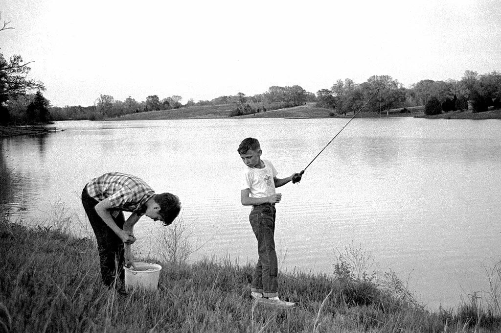 Lake boys. Рыбалка. Мальчик рыбачит. Мальчишки на рыбалке. Рыбалка в детстве.