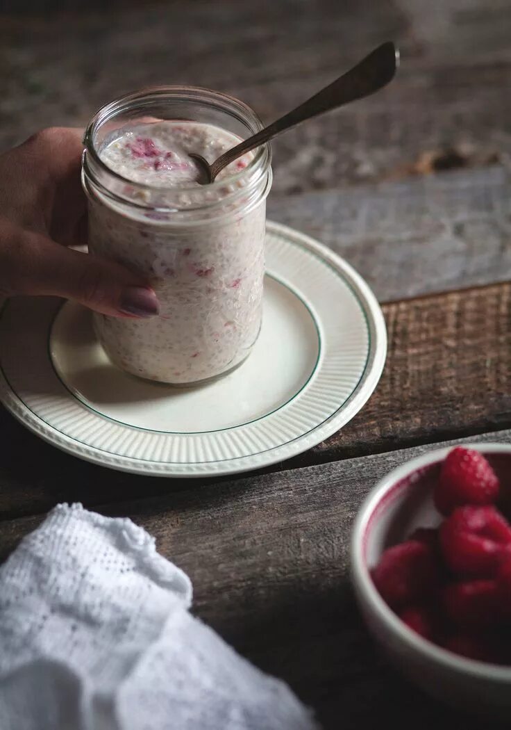 Вкусный и красивый завтрак. Красивые пирожные и кофе. Йогурт фруктовый. Утренний йогурт. Утренний йогурт.