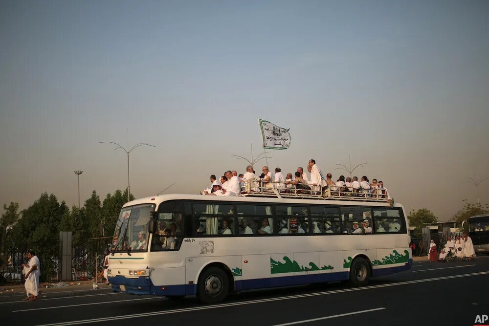 Транспорт саудовской аравии. Автобусы в Саудовской Аравии. Саудовская Аравия транспорт. Дороги в Саудовской Аравии. Автобус в Мекке.
