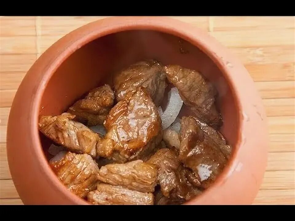 Мясо в горшочке турция. Мясо в горшочках. Жаркое в горшочках. Сыр ехегнадзор в горшочке. Мясо в горшочках с картошкой.