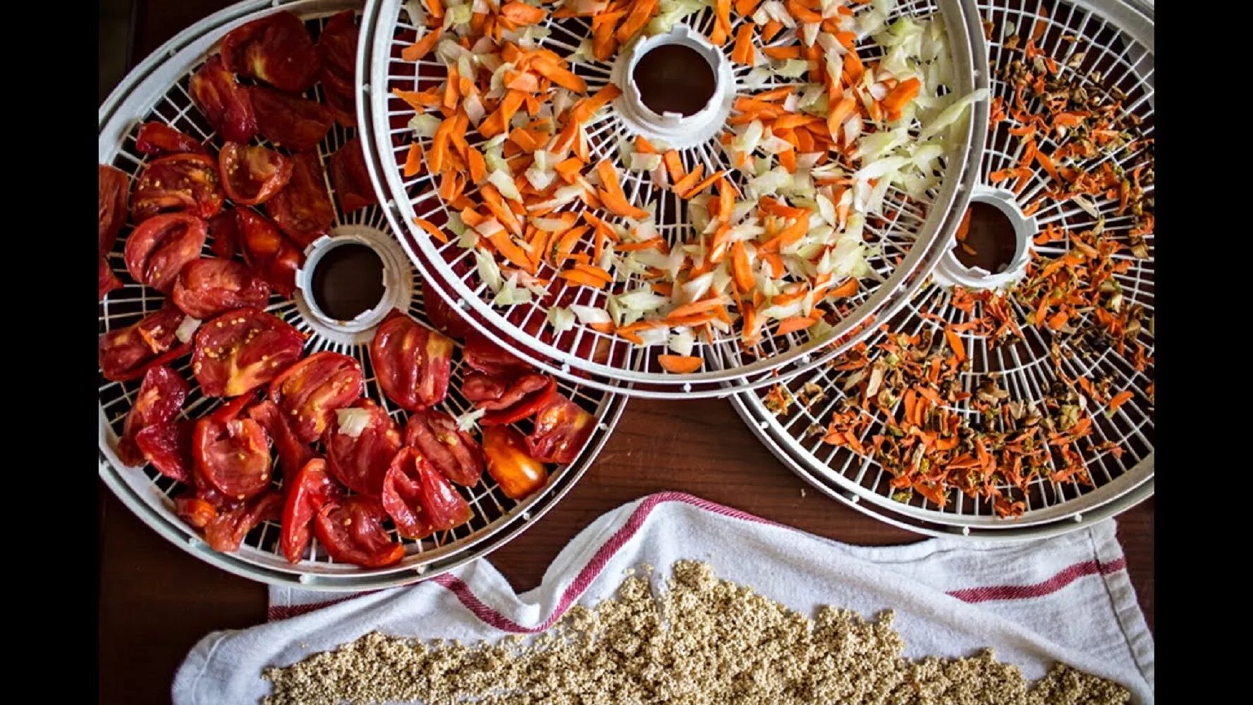 если сушка продуктов осуществляется. сушеные овощи в банке. если сушка продуктов осуществляется. Kitfort кт-1924 дегидратор. продукты для сушки.