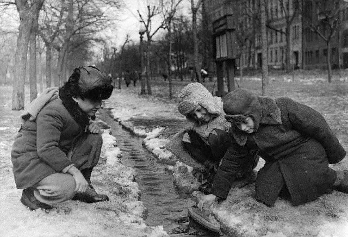 Дети пускают кораблики СССР. Советские дети весной. Привет из детства вернуться в прошлое