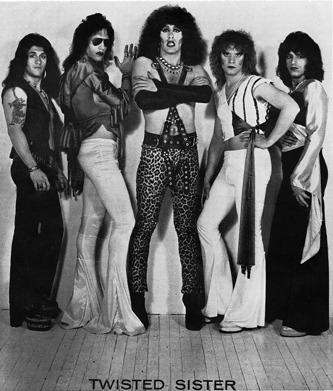 Twister sisters. Твистер Систерс группа. Группа Twisted sister. Твистед систер 1980. Twisted sister в 1974.