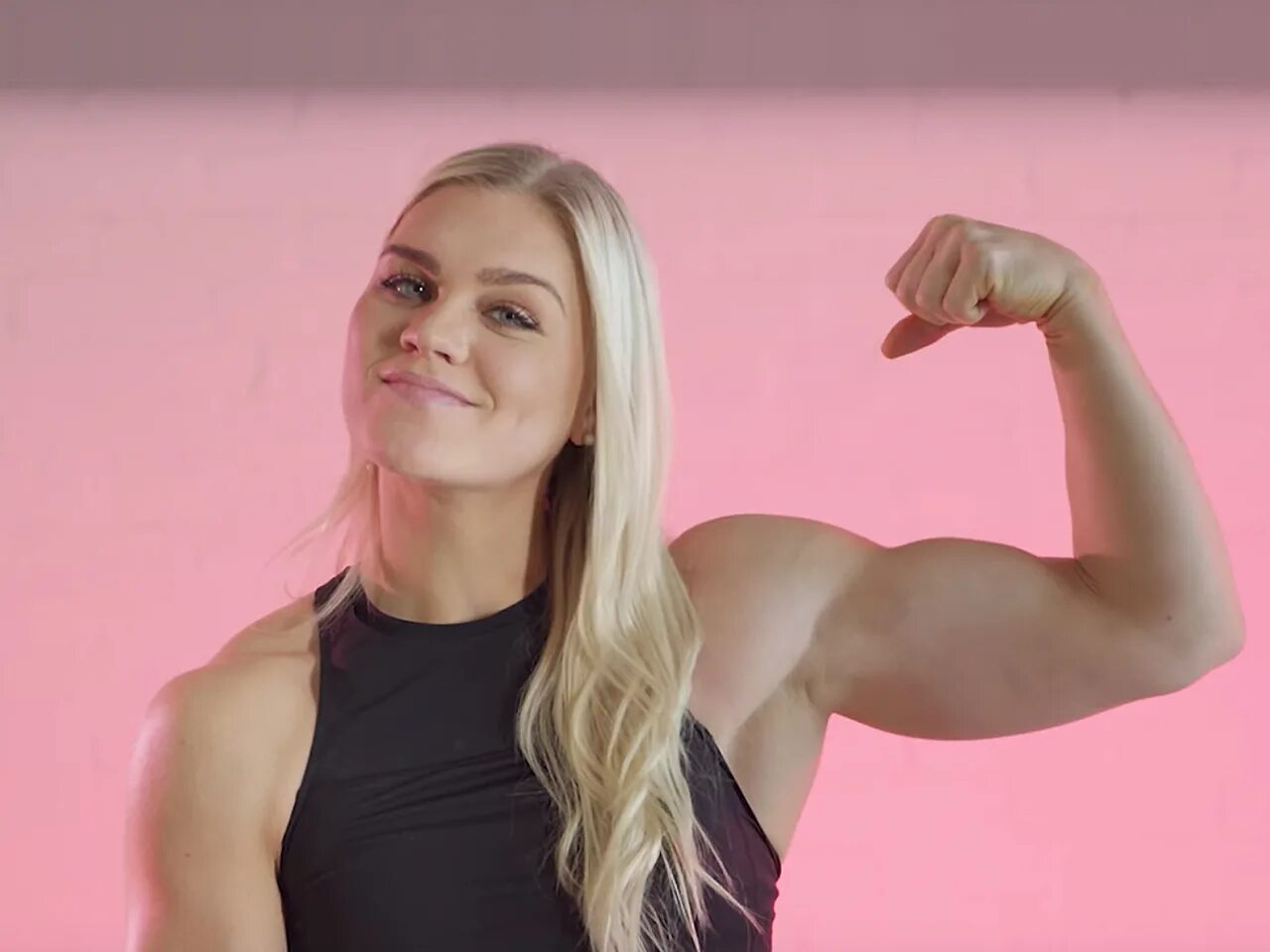 Muscle girl flex. Келли миллер бицепс. катя хармони бицепс. даша шуер muscle. анна масловская тренер.