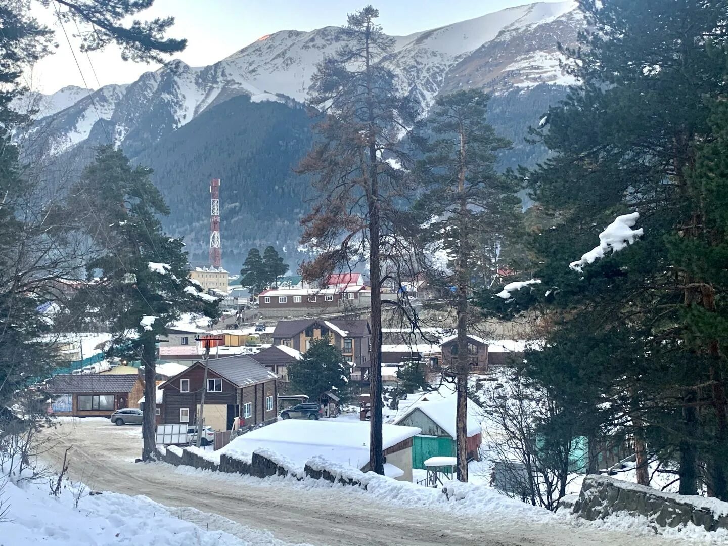 Поселок архыз зима. Горы village архыз. Зимняя сказка архыз. Погода в архызе. Архыз горнолыжный курорт погода.