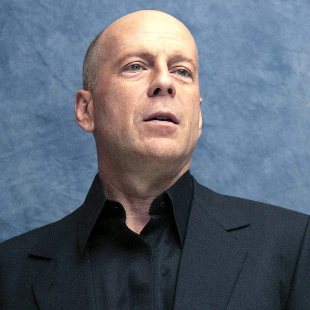 Bruce Willis. Брюс Уиллис. Брюс Уиллис грустный. Актер Брюс Уиллис на кухне. Киноактер брюс уиллис