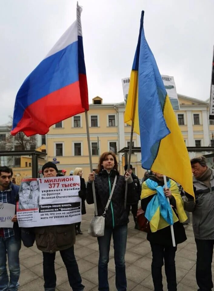 украинские скандалы. скандальная украинская ярмарка. украинцы с флагом. украинские скандалы. украинские скандалы.