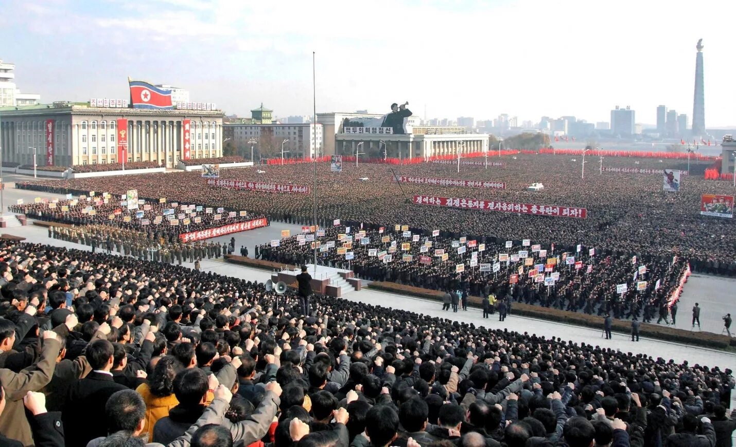 Население северной кореи на 2023 численность населения. КНДР площадь и население. Северная Корея население Кореи. КНДР Пхеньян население. Северная Корея площадь численность населения.